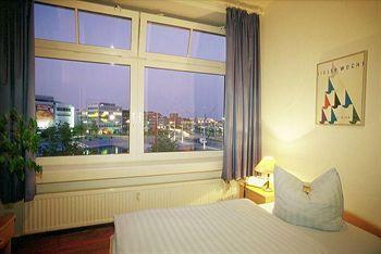 Hotel Am Schwedenkai Киль Экстерьер фото