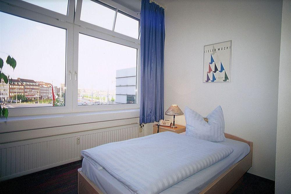 Hotel Am Schwedenkai Киль Экстерьер фото